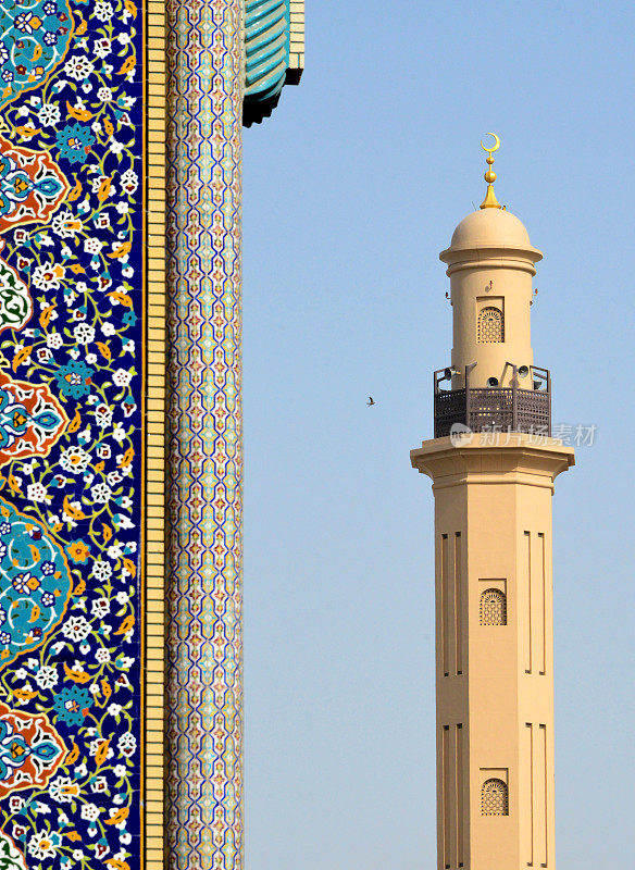阿拉伯联合酋长国迪拜迪拜的逊尼派和什叶派伊斯兰教——迪拜大清真寺的尖塔和伊朗清真寺/阿里·伊本·艾比·塔利卜清真寺正面的瓷砖